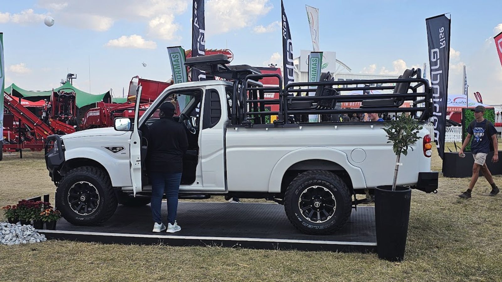 mahindra-single-cab-1600x900.jpg